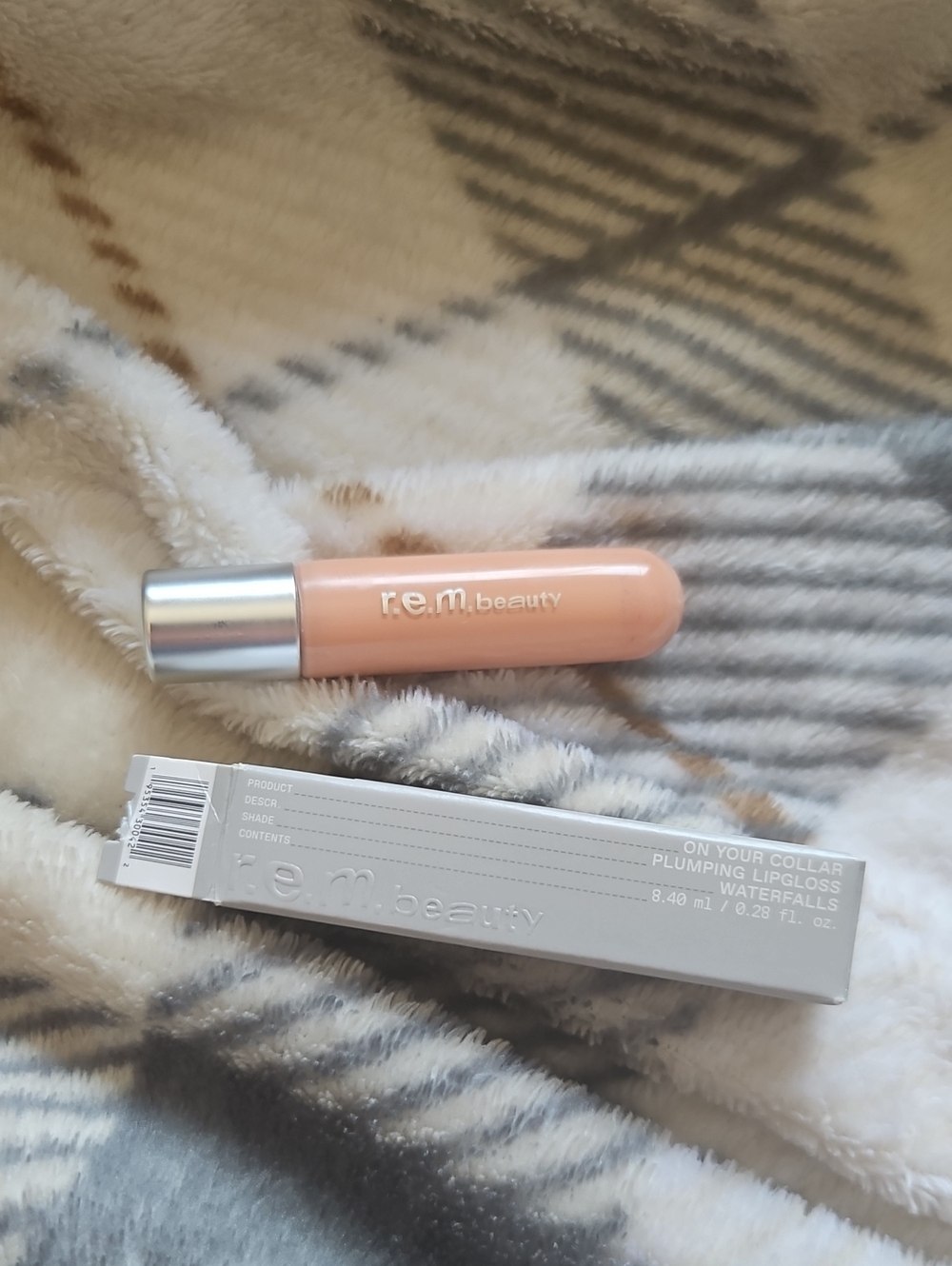 r.e.m. beauty On Your Collar Plumping Lipgloss — Peach Nude